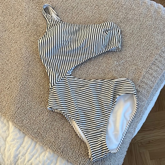 Abercrombie one piece swimsuit - Picture 2 of 3